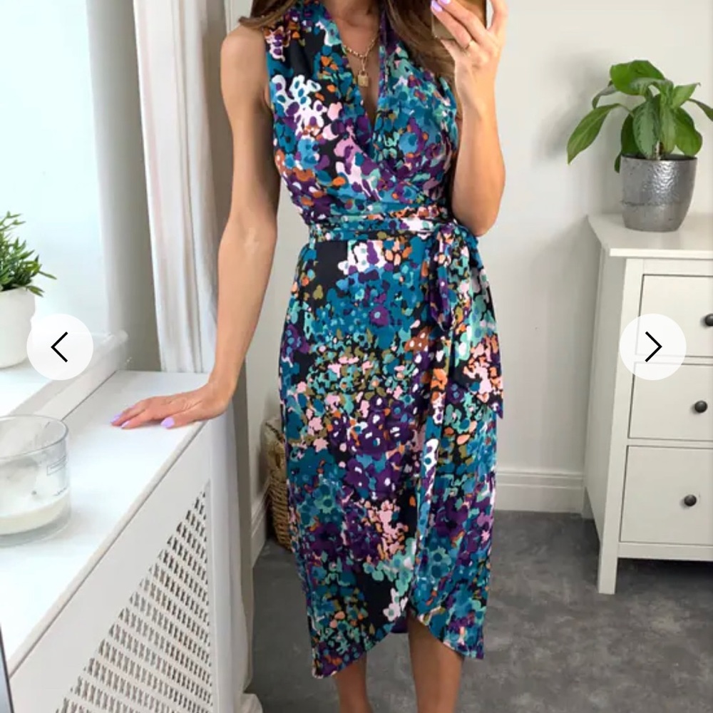 New D Anna Sleeveless Wrap Midi Dress in Abstract